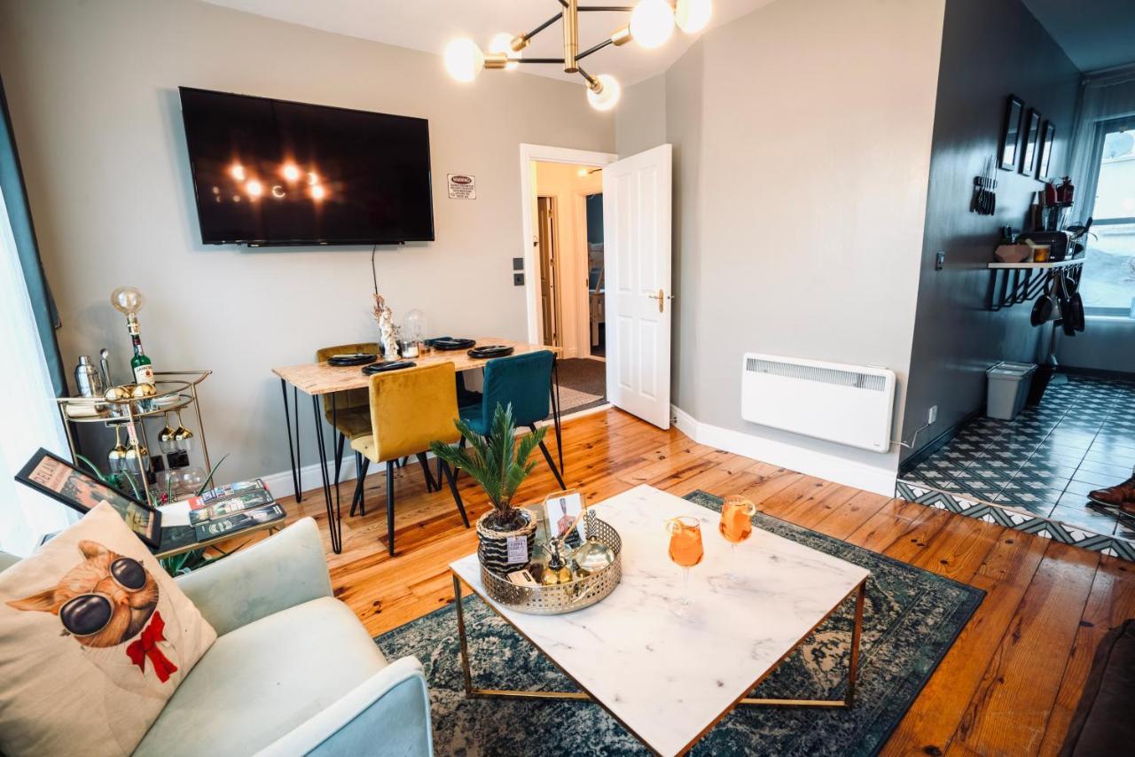 A Stylish 2 Bed Apartment In Cobh Town - Lux Stay Exterior photo